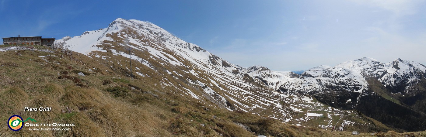 53 Eccomi giunto a Capanna 2000 con Arera ancora biancheggiante di neve.jpg